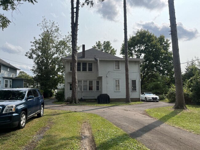 Foto del edificio - 739 Bloom Rd