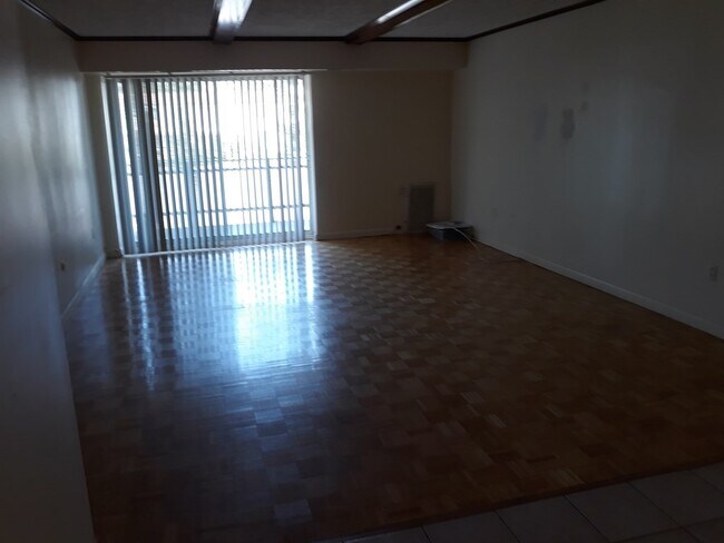 Building Photo - 57 Broadlawn Park