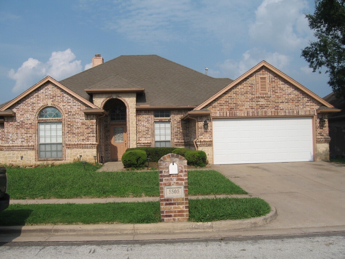 5505 Gateway Ln, Arlington, TX 76017 House Rental in Arlington, TX