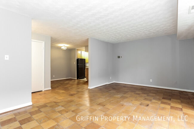 Building Photo - 6000 Westchester Park Dr