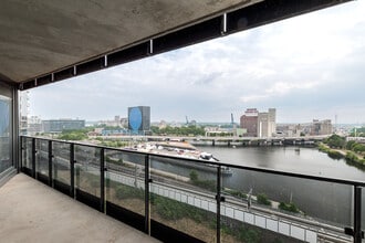 Building Photo - 100 Rue Murray