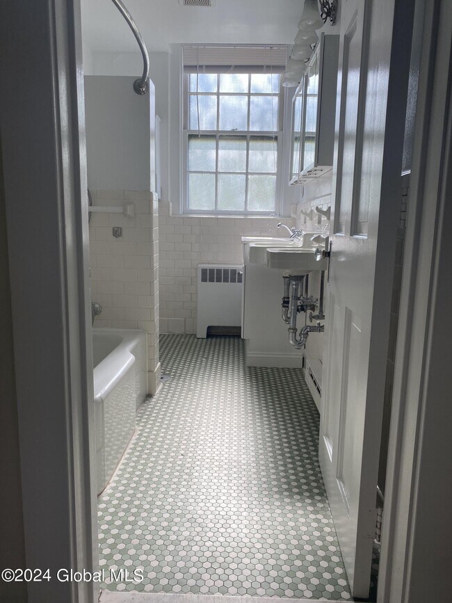 Building Photo - 98 Circular St