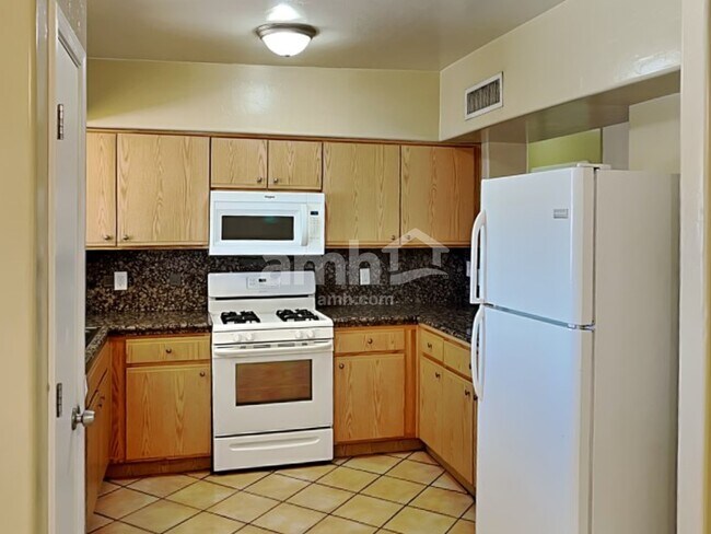 Building Photo - 501 W Placita Durango