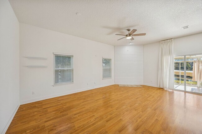 Foto del edificio - 3447 Heron Dr N