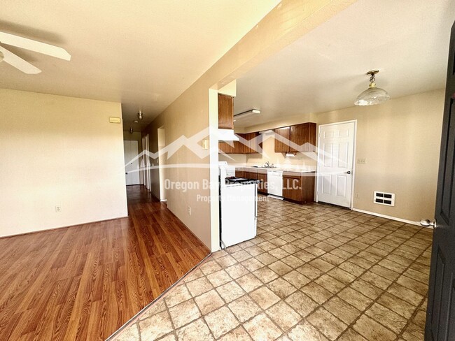 Building Photo - Dog Friendly Bandon Home: 3 bdrm / 1 ba