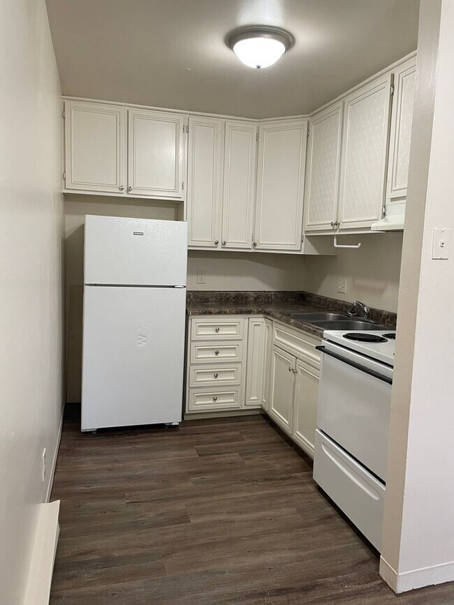 Foto del edificio - Large 2 bedroom apartment with washer/drye...