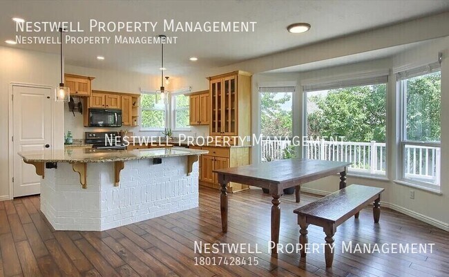 Building Photo - Beautiful 4-bed Traditional Home in Riverd...