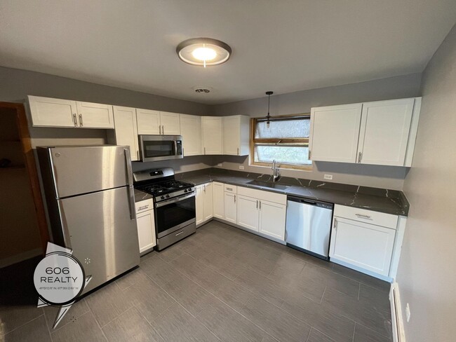 Building Photo - Fully Remodeled Apt on Harlem!
