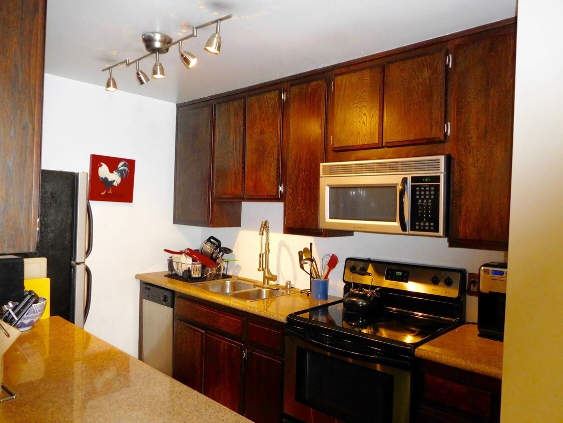 Primary Photo - 5850 Benner St