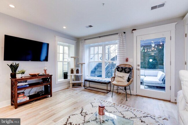 Foto del edificio - 2233 40th Pl NW