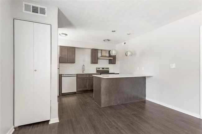 Photo - 2810 Dorchester Dr Apartment