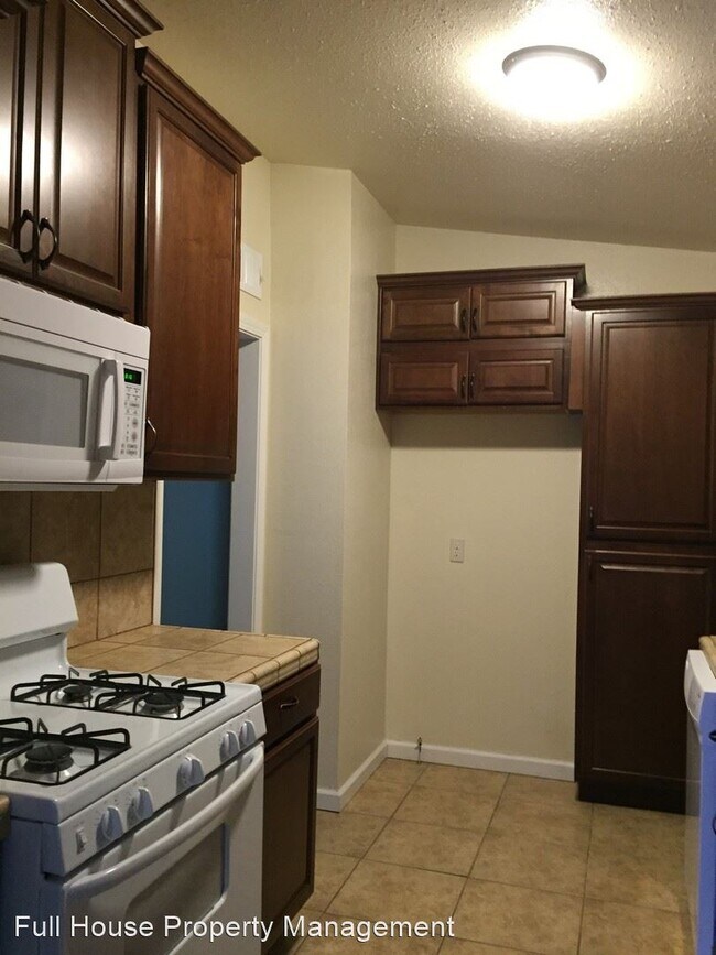 Building Photo - 3 br, 2 bath House - 884 Putnam