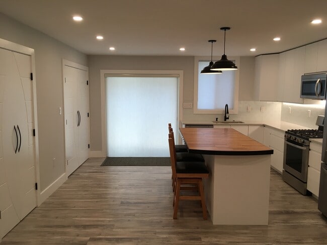 Entrance, blinds closed - 4827 46th St NW