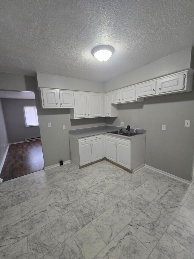Building Photo - Two Bedroom Duplex located on the Westside off West 10th St and Lynhurst Dr