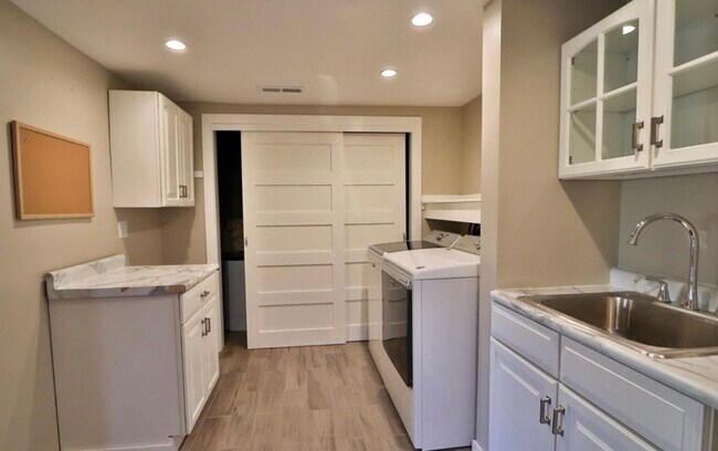 Foto del edificio - 1776 N Royal Oaks Dr