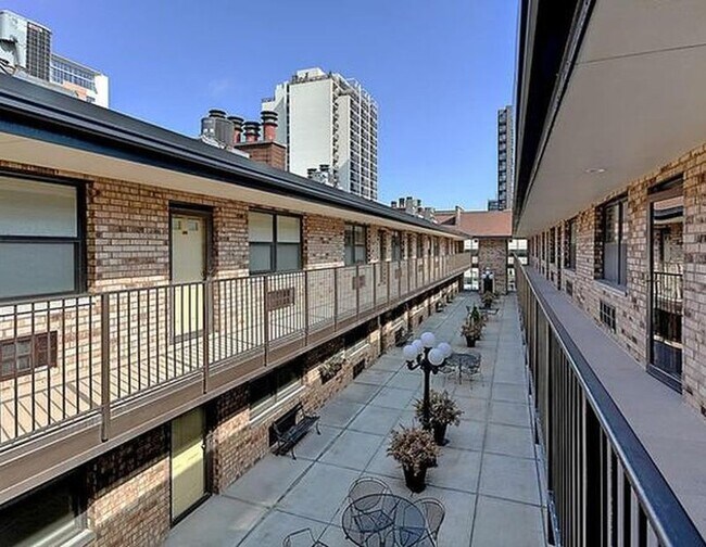 Foto del edificio - 163 W Division St