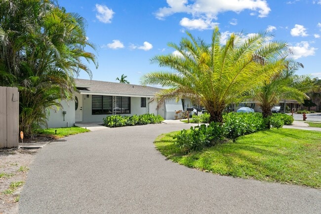 Building Photo - 2808 Middle River Dr
