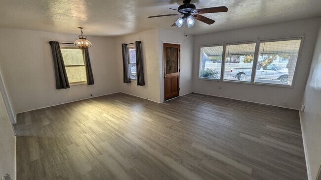 Building Photo - Beautiful Updated 3 Bedroom 1 Bath Home