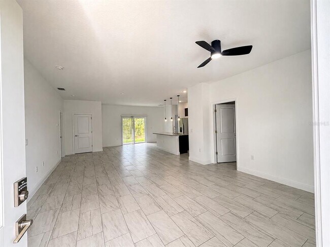 Foto del edificio - 2741 W Rutland Dr