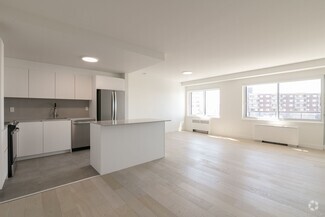 Building Photo - 4555 Av. Bonavista
