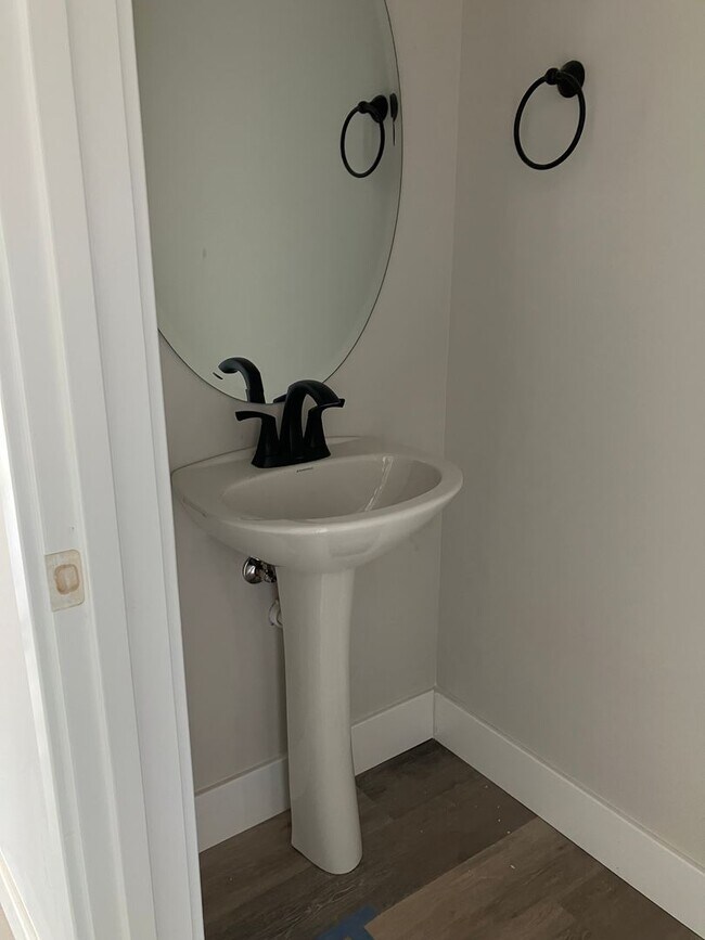 Foto del edificio - NEW 3 bed/2.5 bath townhome rentals in SPRING GROVE SCHOOL DISTRICT - LEASING SPECIALS