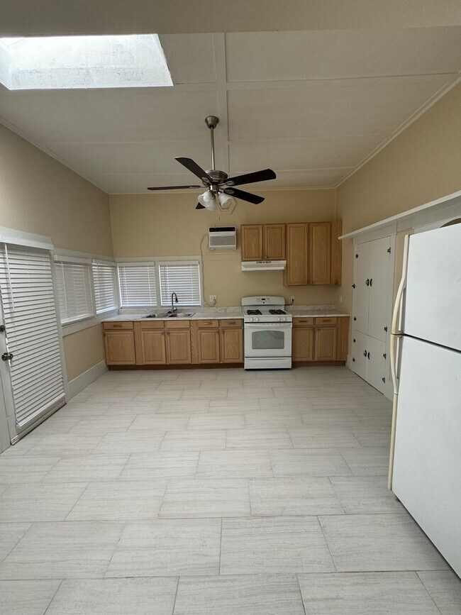 Building Photo - 122 1/2 N. Wilbur