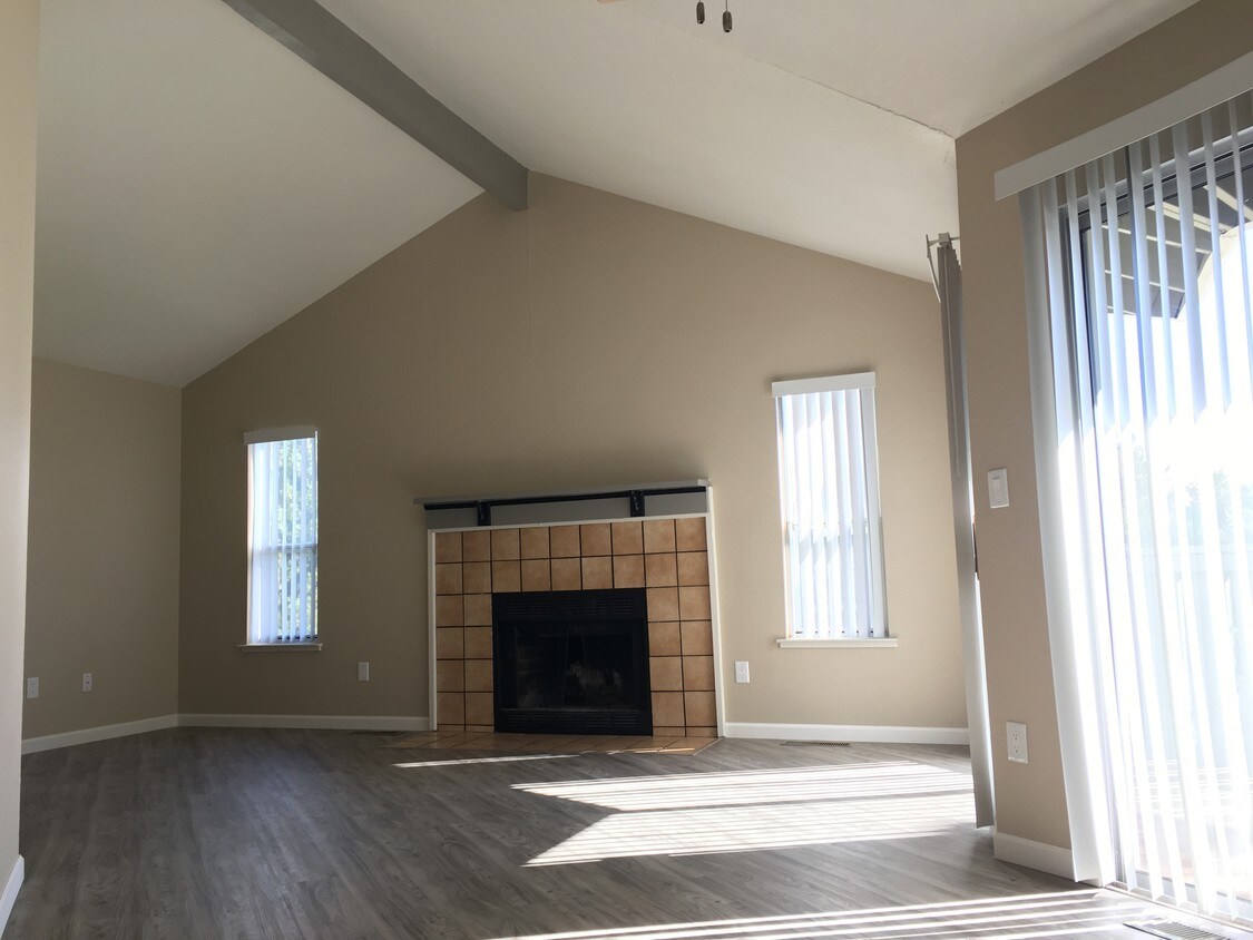 living room - 1445 Coupler Way