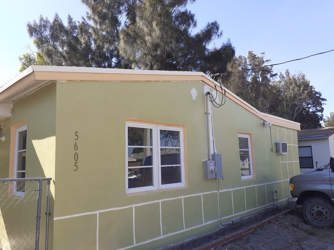 Foto principal - 5605 Pinewood Ave