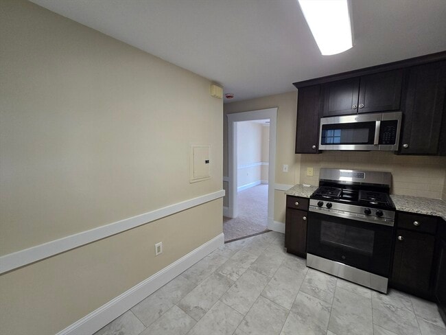 Building Photo - 288 Pleasant St