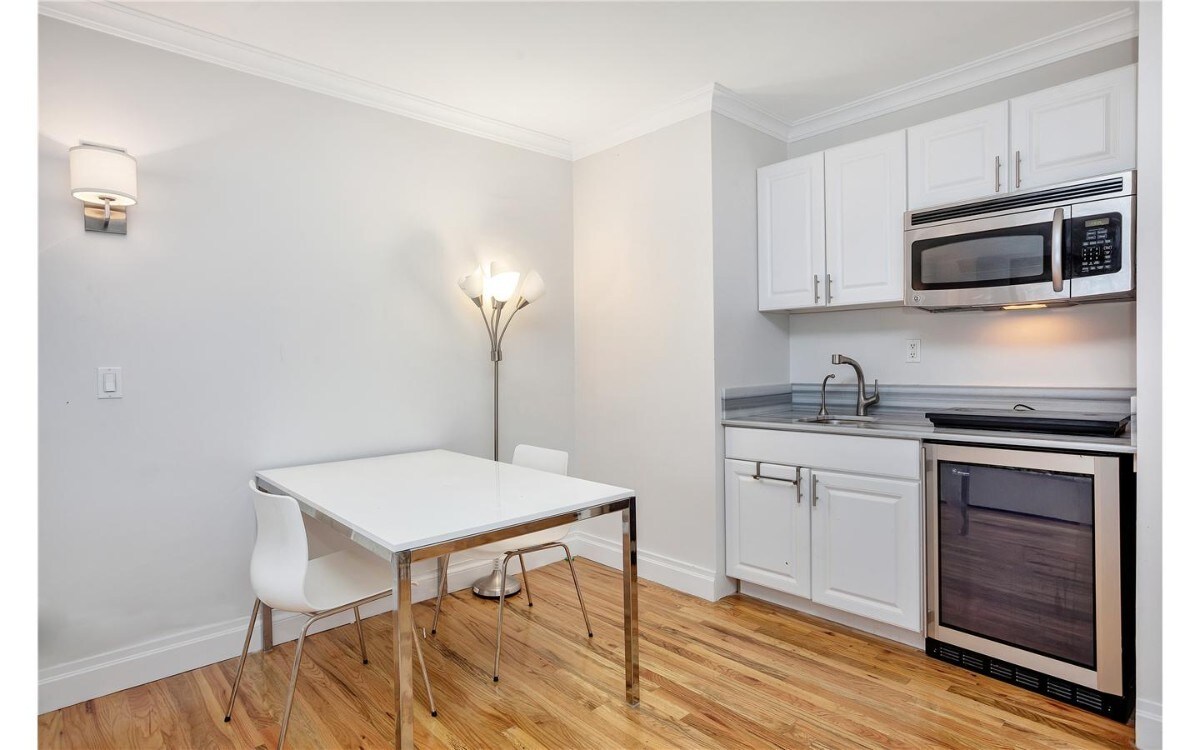 Primary Photo - 347 W 57th St