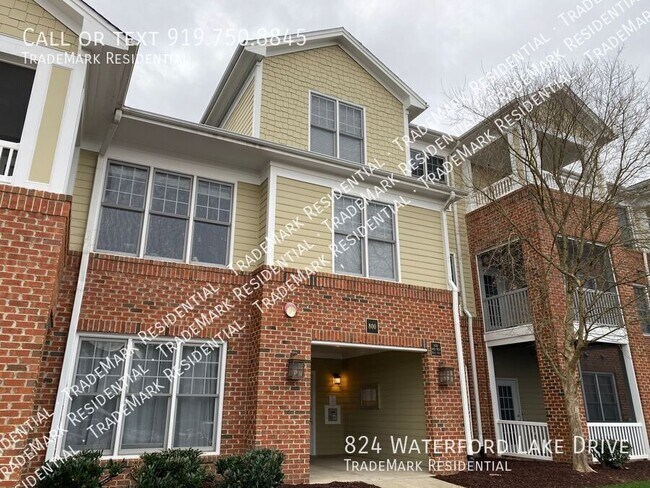 Foto del edificio - 824 Waterford Lake Dr