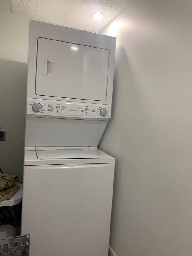 Building Photo - Executive Rental Furnished