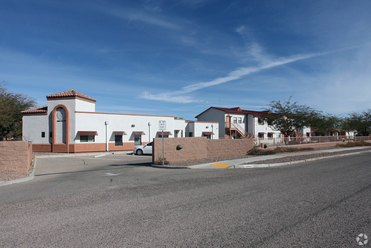 Primary Photo - 3101-3131 E Adams St