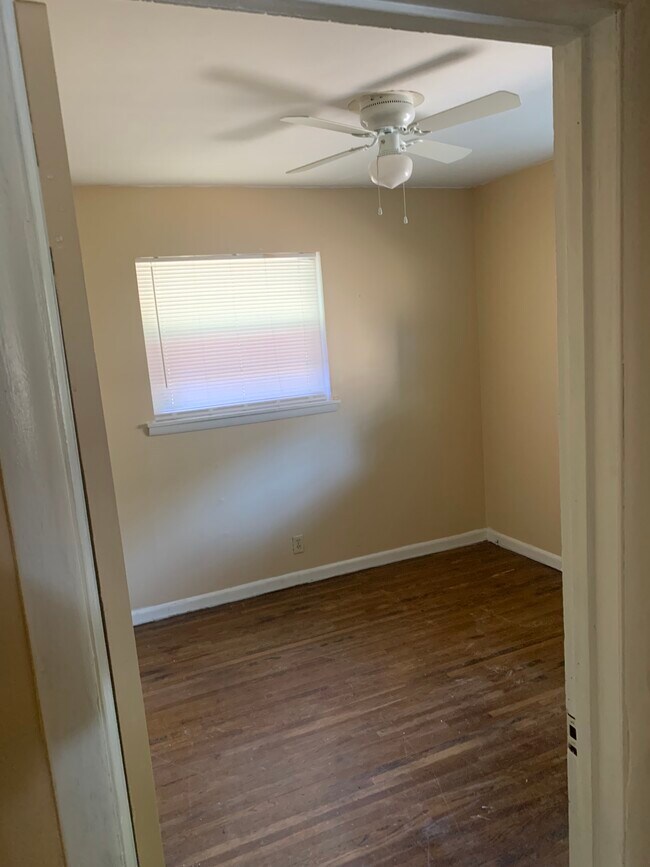 Building Photo - 205 Meadow Park Dr
