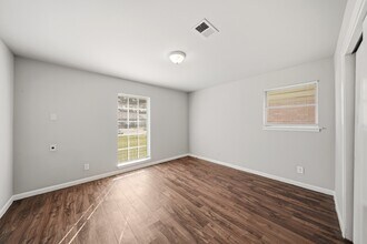 Building Photo - 5755 Oakham St