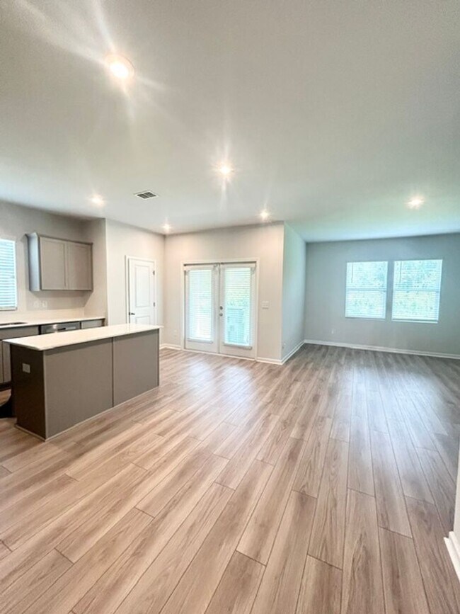 Foto del edificio - ONE STORY LIVING IN BLYTHEWOOD'S GRAND ARBOR
