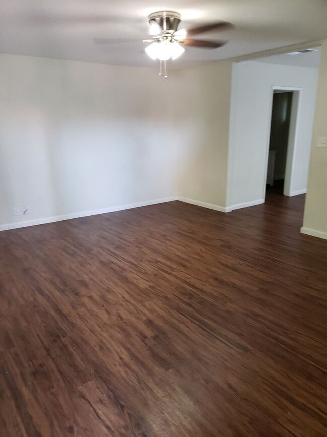 Building Photo - NICE UPDATED DUPLEX IN SACRAMENTO!!