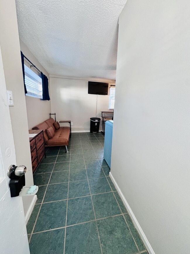 Building Photo - 1105 W Rock Spring Rd