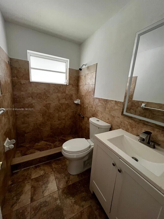 Foto del edificio - 1698 NE 147th St