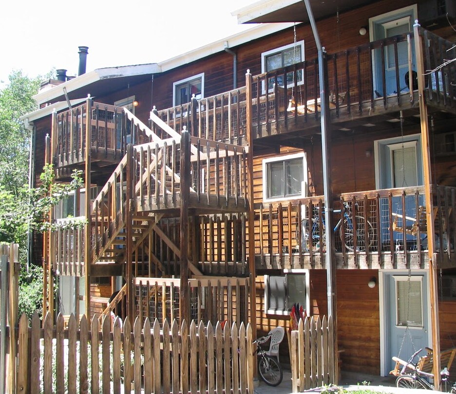 Building Photo - 828 Marine St