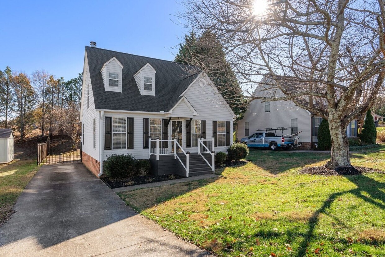 Primary Photo - Gorgeous 3 Bed/2 Bath Cape Cod in the hear...