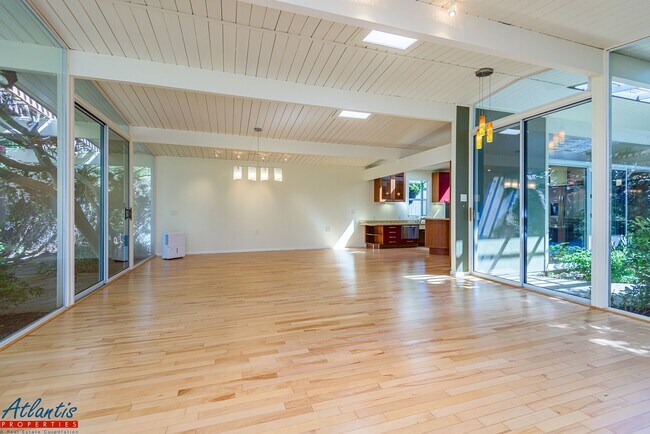 Foto del edificio - Gorgeous Eichler Home | Desirable Location