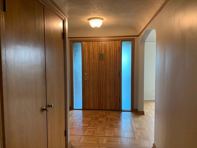 Building Photo - O1100-1106