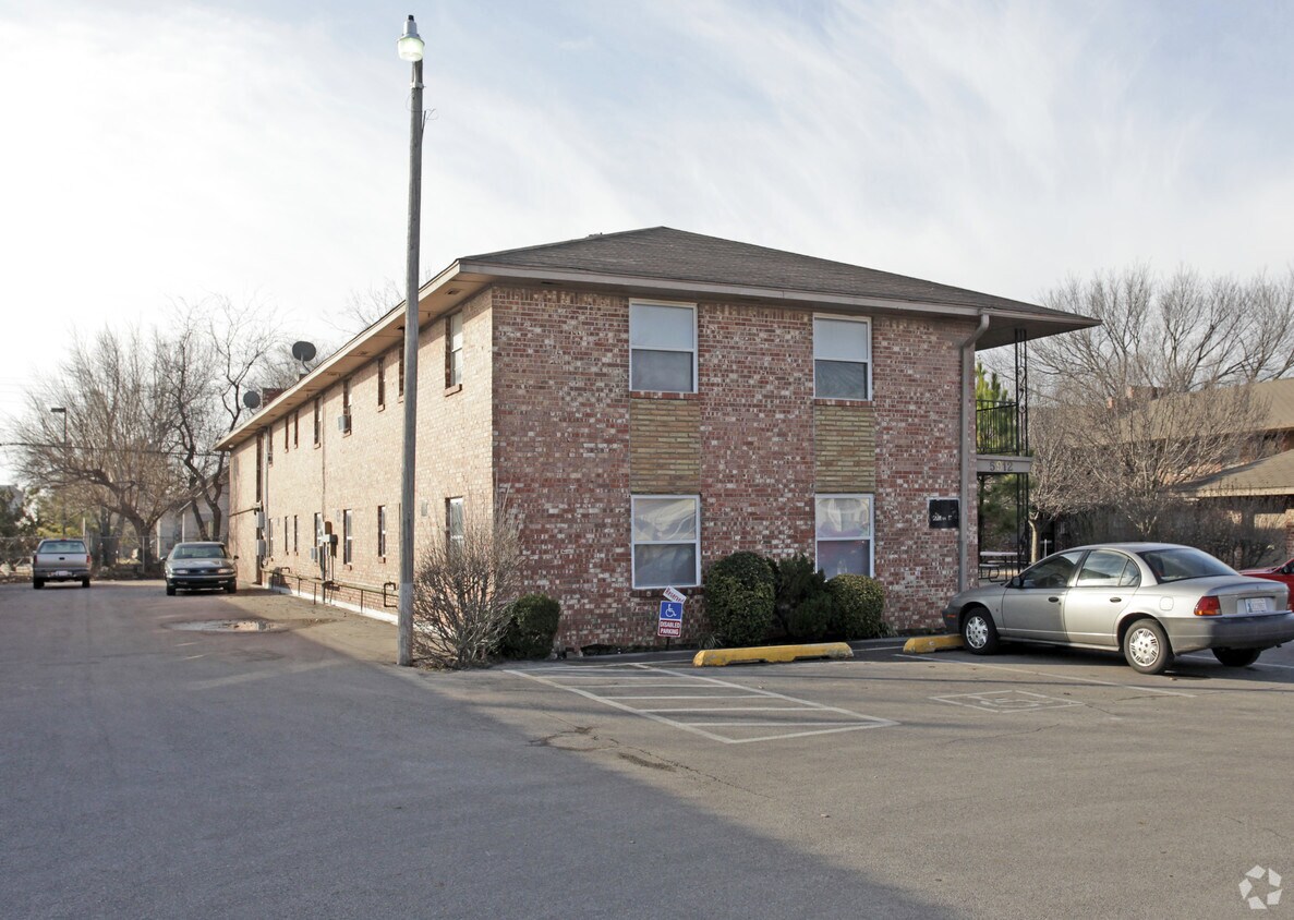 Building Photo - 5908-5912 NW 41st St