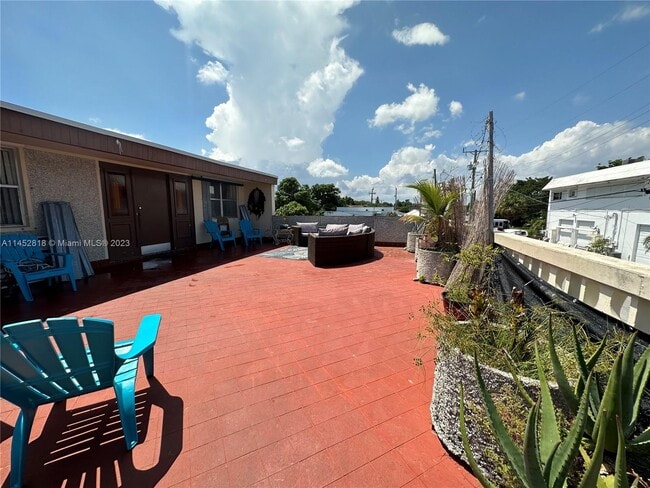 Building Photo - 2120 Collins Ct