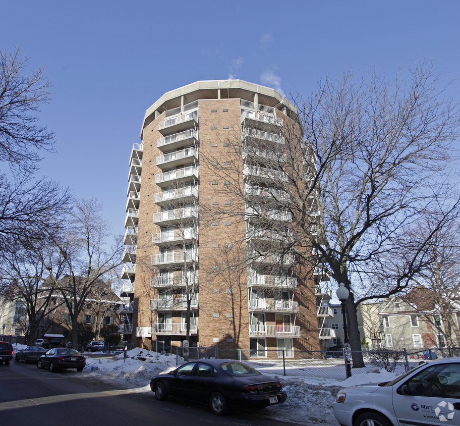 Primary Photo - Roundhouse Apartments