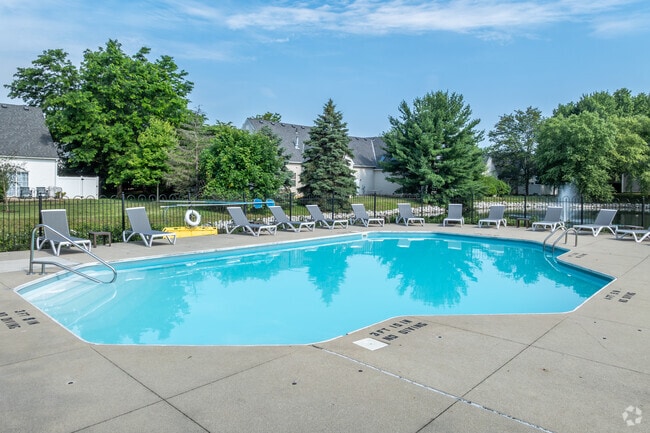 Outdoor Pool and Patio - The Lakes Of Olentangy