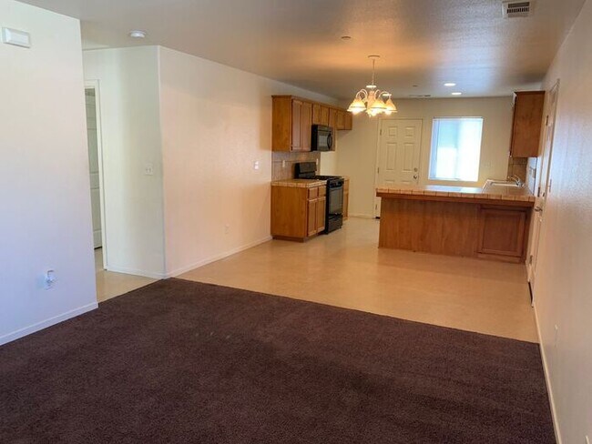 Building Photo - 2 Bed, 2 Bath condo available in NW Visalia!