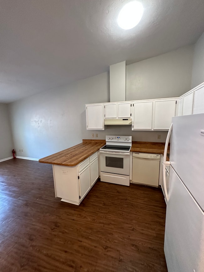 Building Photo - 218 White Dr