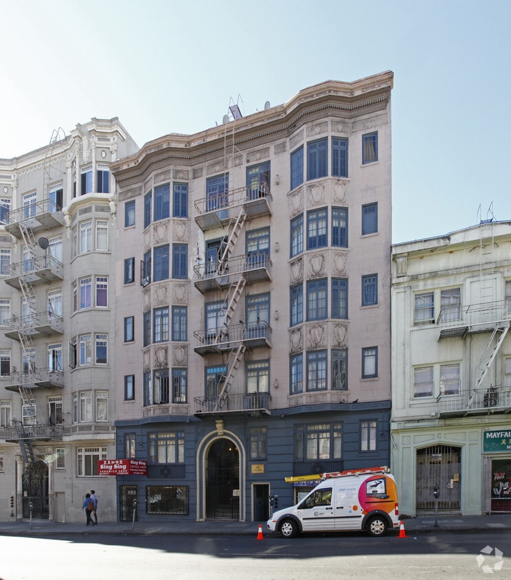 Building Photo - Hyde Manor